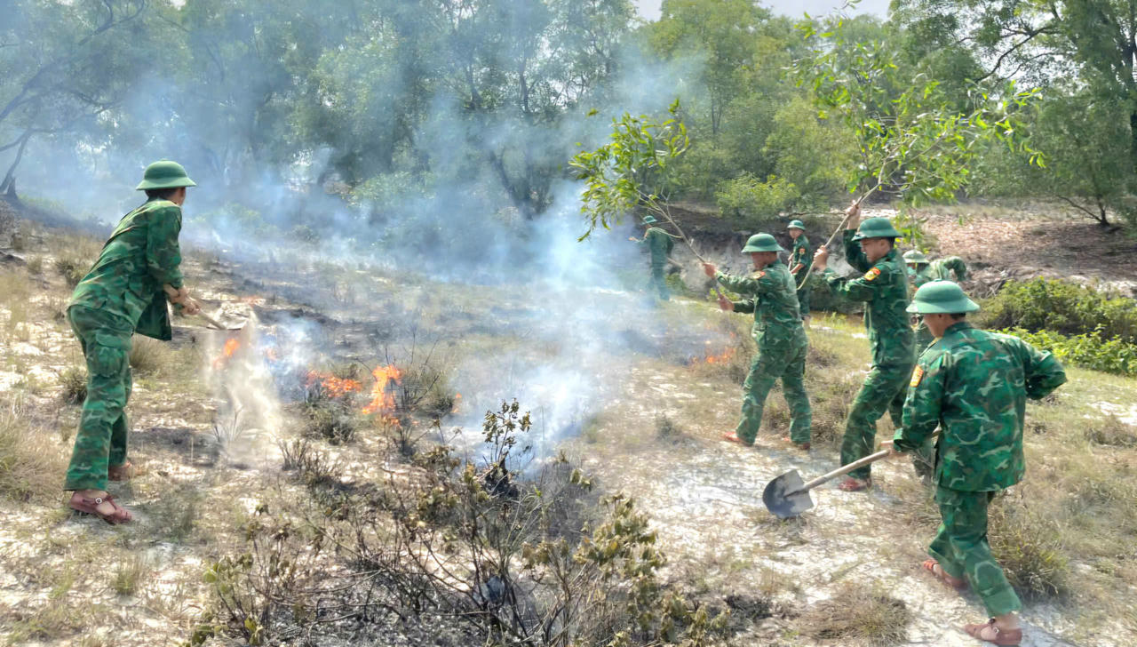 Lực lượng Đồn Biên phòng Hải An phối hợp dập tắt kịp thời vụ cháy rừng tại xã Mỹ Thủy.