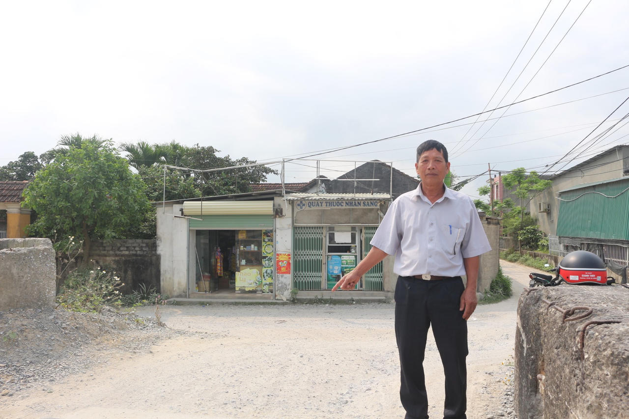 Ông Nguyễn Văn Chương, Trưởng thôn Hòa Hợp, chỉ vị trí tuyến đường dang dở, tiềm ẩn nguy cơ mất an toàn giao thông.