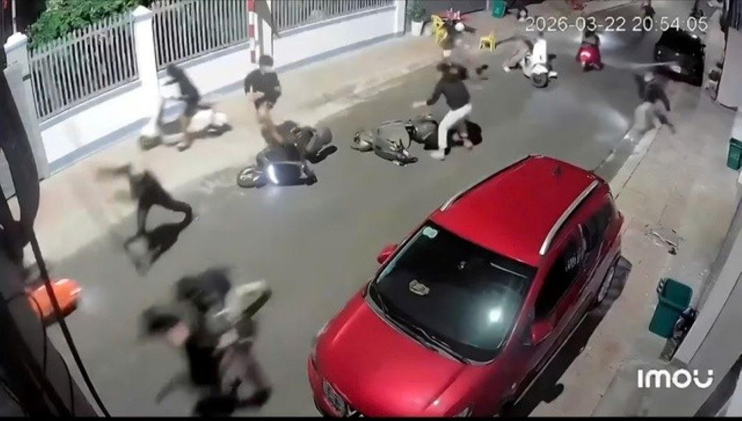 Mâu thuẫn trên mạng xã hội, 2 nhóm học sinh mang hung khí hẹn đánh nhau