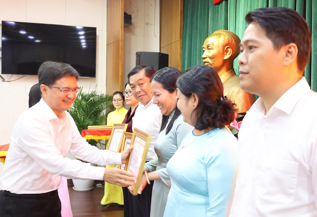 Ủy ban bầu cử Thành phố đã khen thưởng cho 48 tập thể có nhiều đóng góp trong công tác chuẩn bị và tổ chức bầu cử.