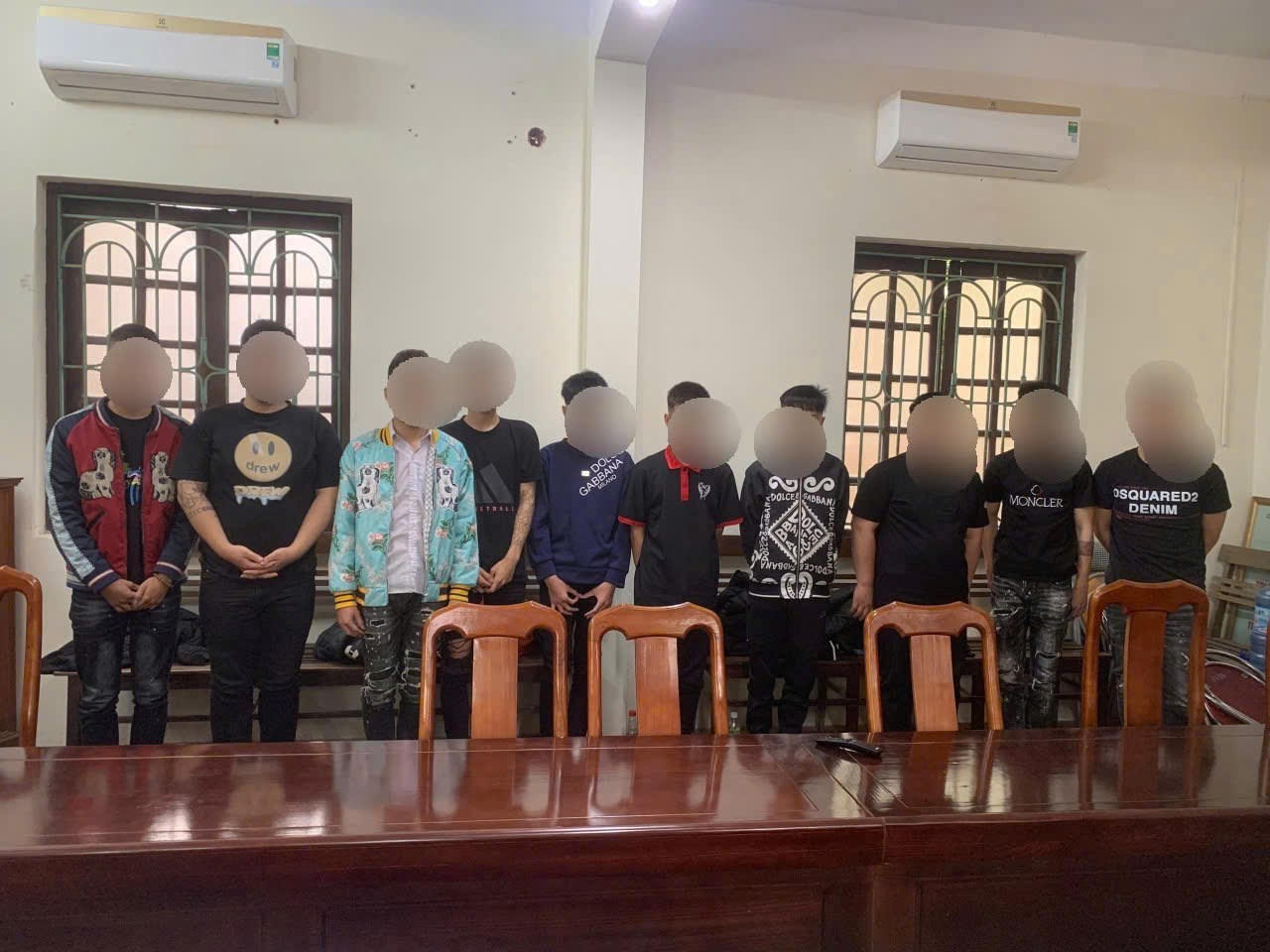 Khởi tố 11 thanh thiếu niên mang dao, đinh ba truy đuổi, hành hung người đi đường