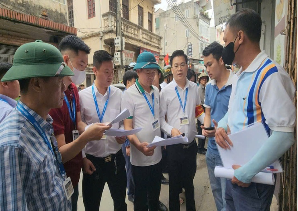 Lực lượng chức năng phường Đông Ngạc triển khai phương án cưỡng chế kiểm đếm bắt buộc.