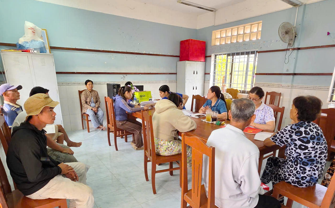 Quang cảnh buổi giải quyết thủ tục hành chính lưu động tại khóm An Trạch Đông, thu hút đông đảo người dân tham gia.