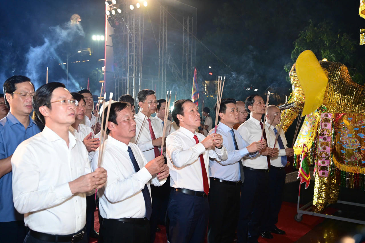 Lãnh đạo thành phố dâng hương tại buổi Lễ