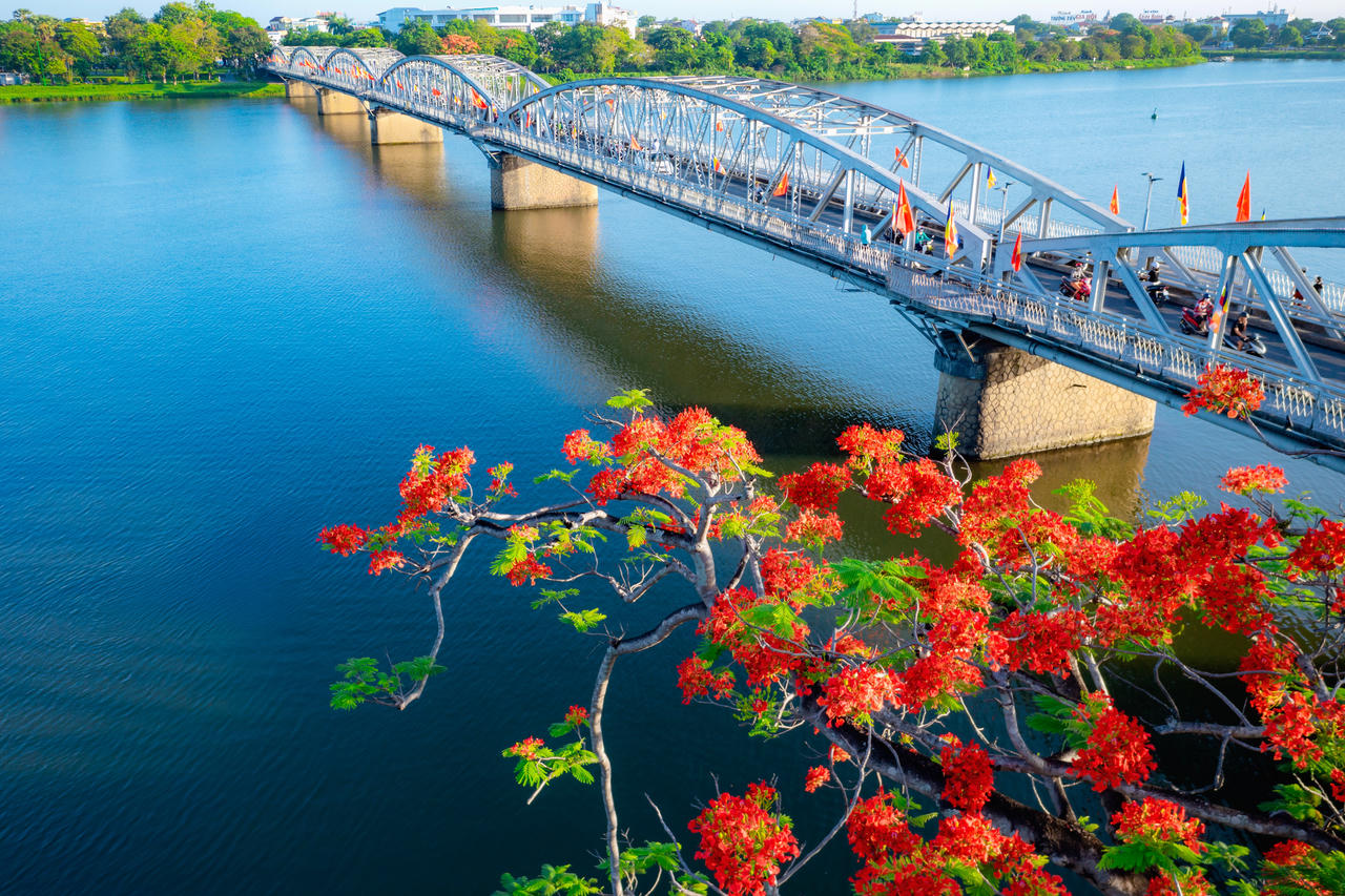 Phóng sự ảnh: Những nhịp cầu Huế - Nối dòng ký ức, mở lối tương lai (Bài 1): Trường Tiền - Biểu tượng hơn trăm năm bên dòng Hương