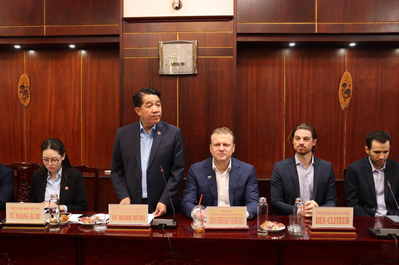 Ông Vũ Mạnh Hùng - Chủ tịch Tập đoàn Hùng Nhơn trình bày ý kiến