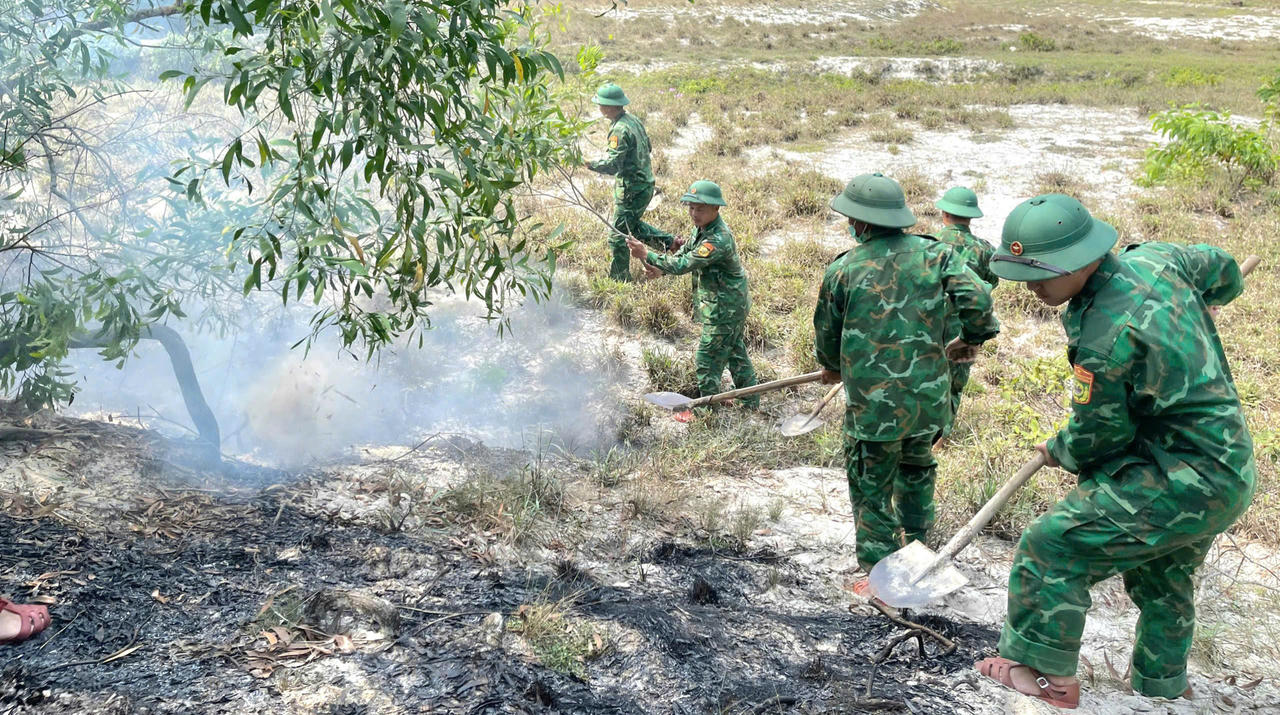 Sau gần một giờ nỗ lực, đám cháy rừng tràm đã được khống chế, không để lan rộng.