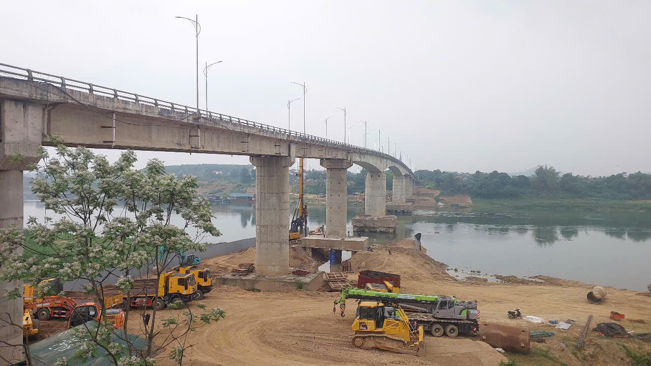 Phú Thọ: Cận cảnh công trình sửa chữa hư hỏng cầu sông Lô
