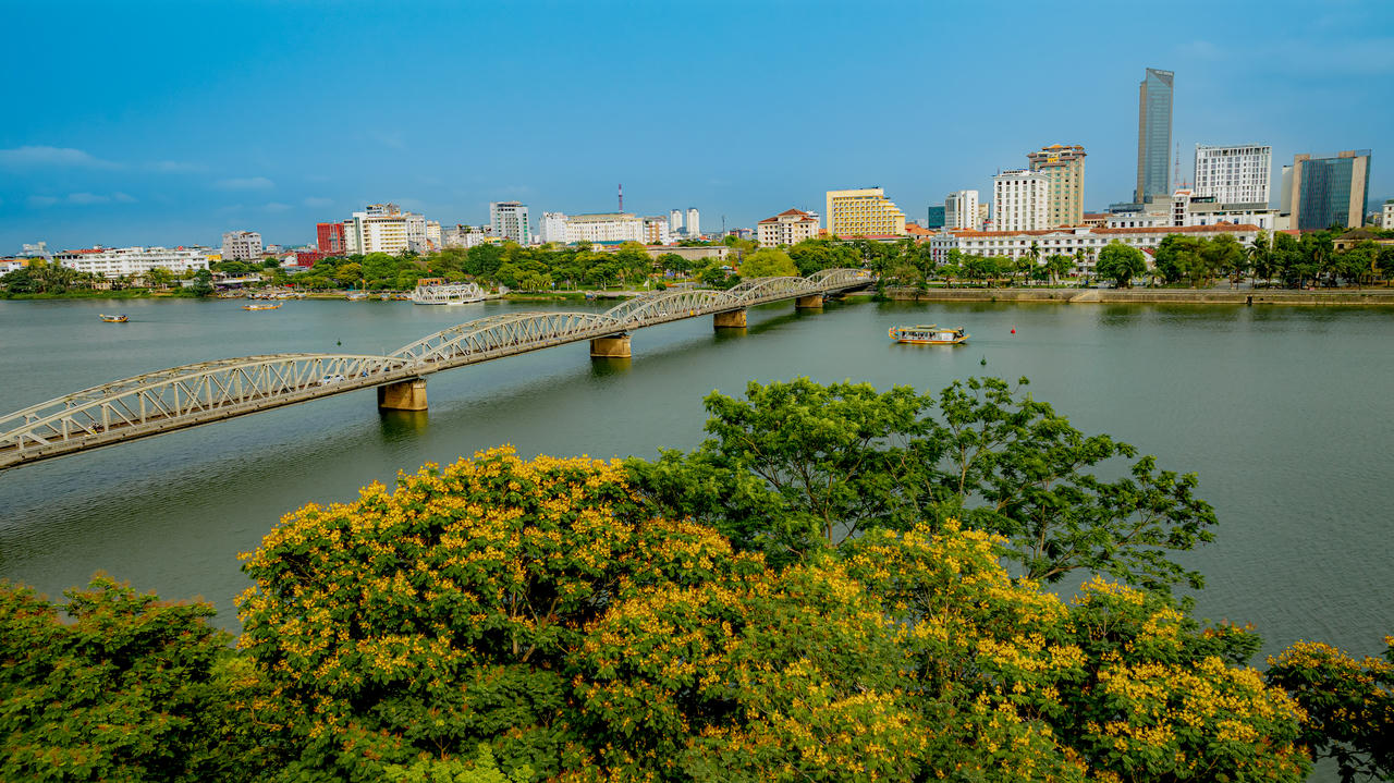 Tán phượng vàng bên dòng Hương, cầu Trường Tiền vắt qua đôi bờ, tô điểm cho diện mạo Huế - thành phố trực thuộc Trung ương đang vươn mình phát triển.