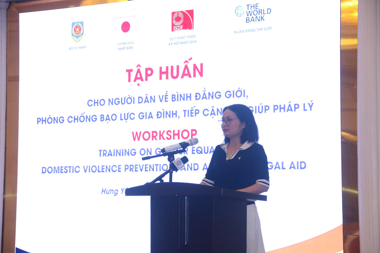 Bà Phan Thị Thu Hà, Trưởng phòng Quản lý Trợ giúp pháp lý, Cục Phổ biến, giáo dục pháp luật và Trợ giúp pháp lý phát biểu tại hội nghị