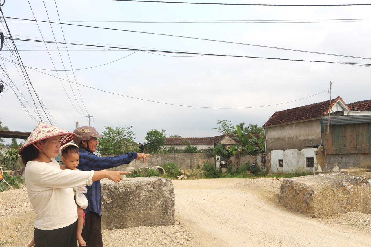Người dân xã Nam Gianh phản ánh những bất cập do dự án chậm hoàn thành gây ảnh hưởng đến đời sống và an toàn giao thông.