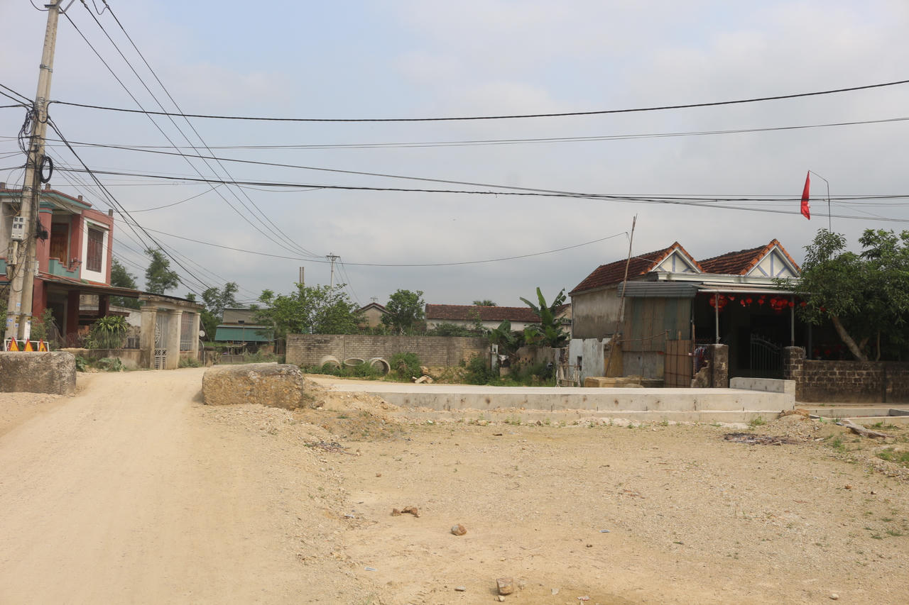 Dự án tạm dừng thi công khiến tuyến đường dang dở, tiềm ẩn nguy cơ mất an toàn giao thông.