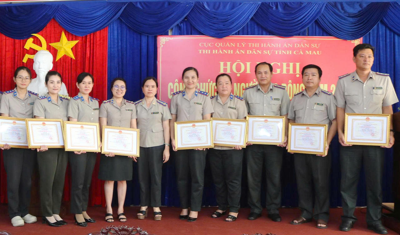 Năm 2025, bà Hồ Thị Hương Lam (thứ năm từ phải sang) nhận danh hiệu Chiến sĩ thi đua cơ sở. Trước đó, bà nhiều năm liền đạt danh hiệu Lao động tiên tiến, tiêu biểu trong các năm 2023 và 2024.