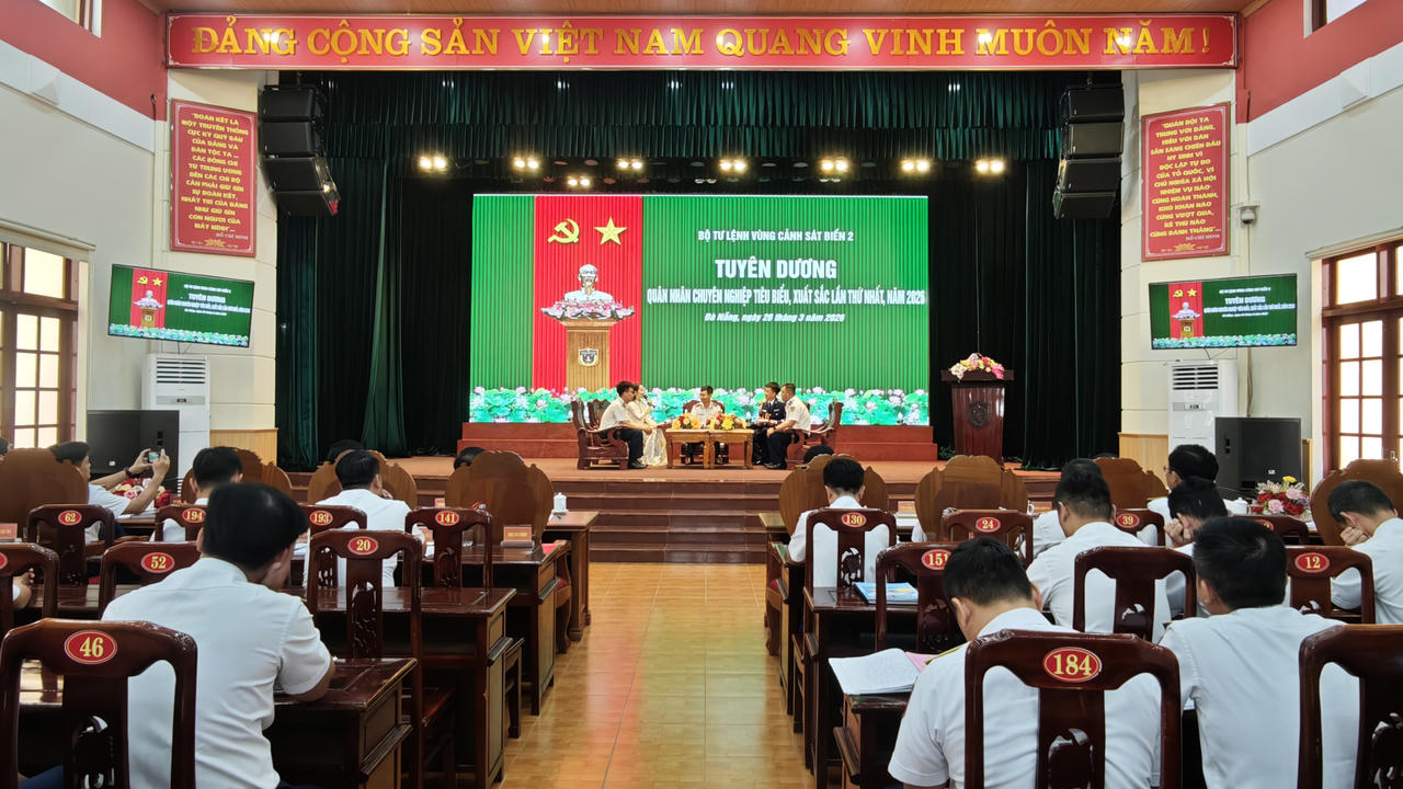 Quang cảnh buổi lễ tuyên dương.&nbsp;