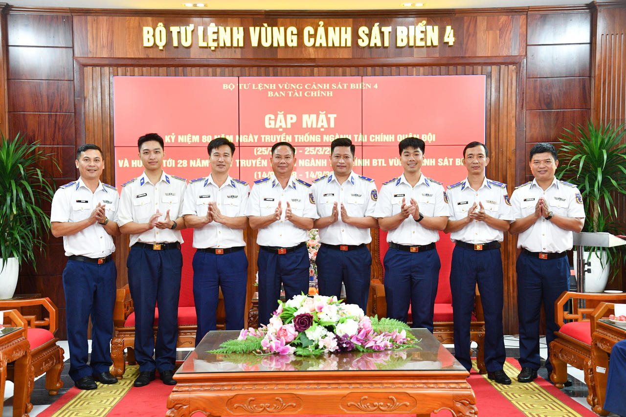 Thiếu tướng Nguyễn Văn Dũng - Bí thư Đảng ủy, Chính ủy Bộ Tư lệnh Vùng Cảnh sát biển 4 chụp ảnh cùng cán bộ, nhân viên Ngành Tài chính Bộ Tư lệnh Vùng