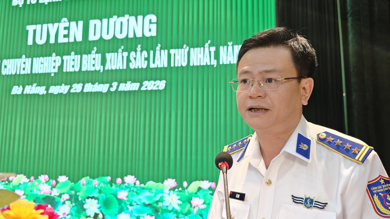 Đại tá Lê Huy, Chính ủy Vùng Cảnh sát biển 2 phát biểu tuyên dương QNCN tiêu biểu, xuất sắc của Bộ Tư lệnh Vùng Cảnh sát biển 2.