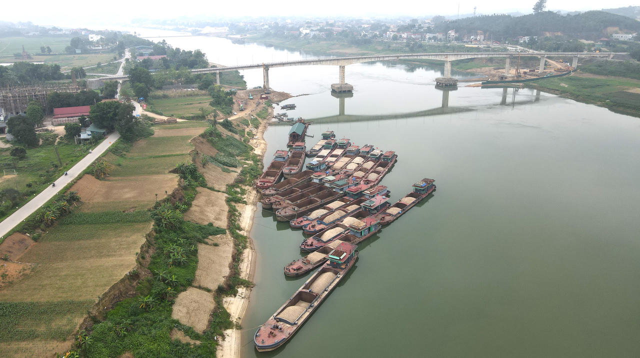 Nhiều phương tiện thủy chở cát sỏi phải neo đậu phía thương lưu cầu Sông Lô do vướng cầu phao không thể đi qua. (Ảnh: Đức Tuyển)&nbsp;