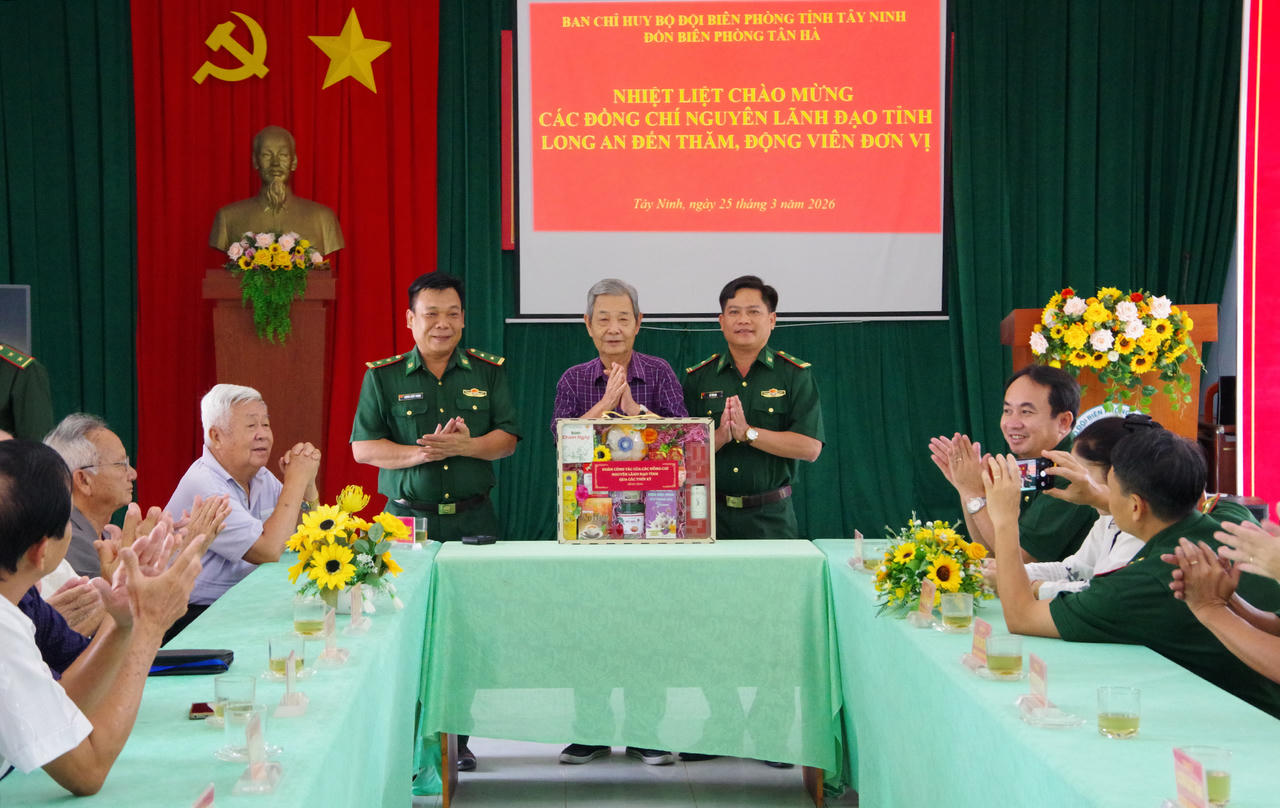 Đoàn công tác thăm, tặng quà động viên cán bộ, chiến sĩ Đồn Biên phòng Tân Hà.