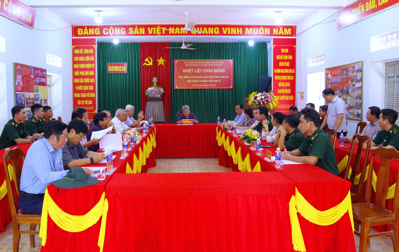 Đoàn công tác thăm, động viên cán bộ, chiến sĩ Đồn Biên phòng Cửa khẩu Quốc tế Xa Mát.