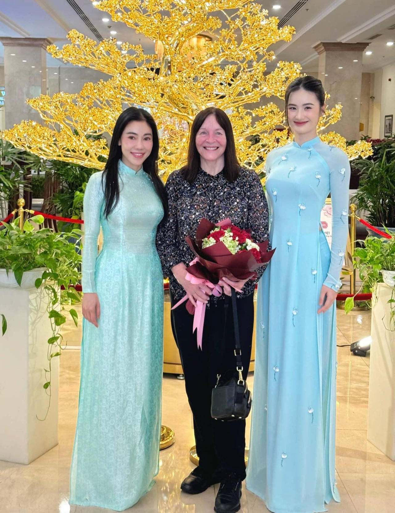 Chủ tịch Miss World - bà Julia Morley - chụp ảnh cùng bà Phạm Kim Dung và Hoa hậu Ý Nhi. Ảnh: SV
