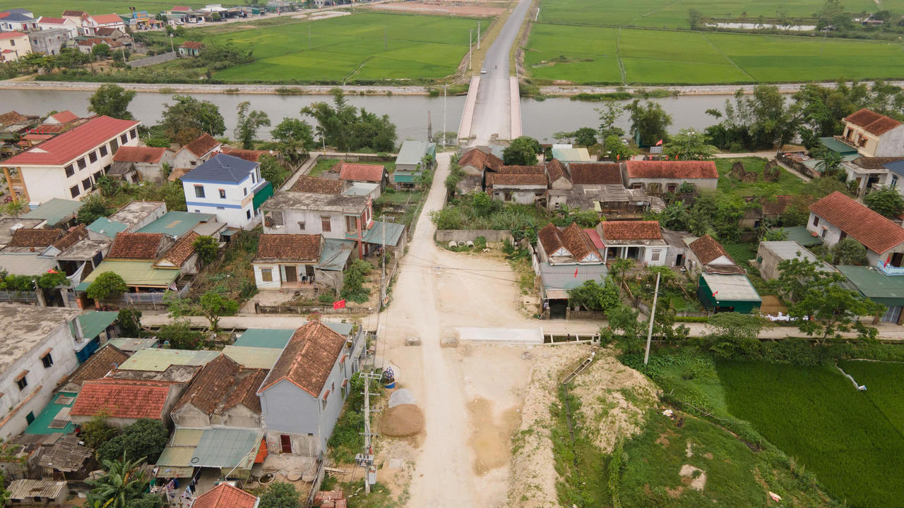 Con đường trăm tỷ giữa làng quê, “đứng chờ” ngày thông tuyến vì vướng mặt bằng.