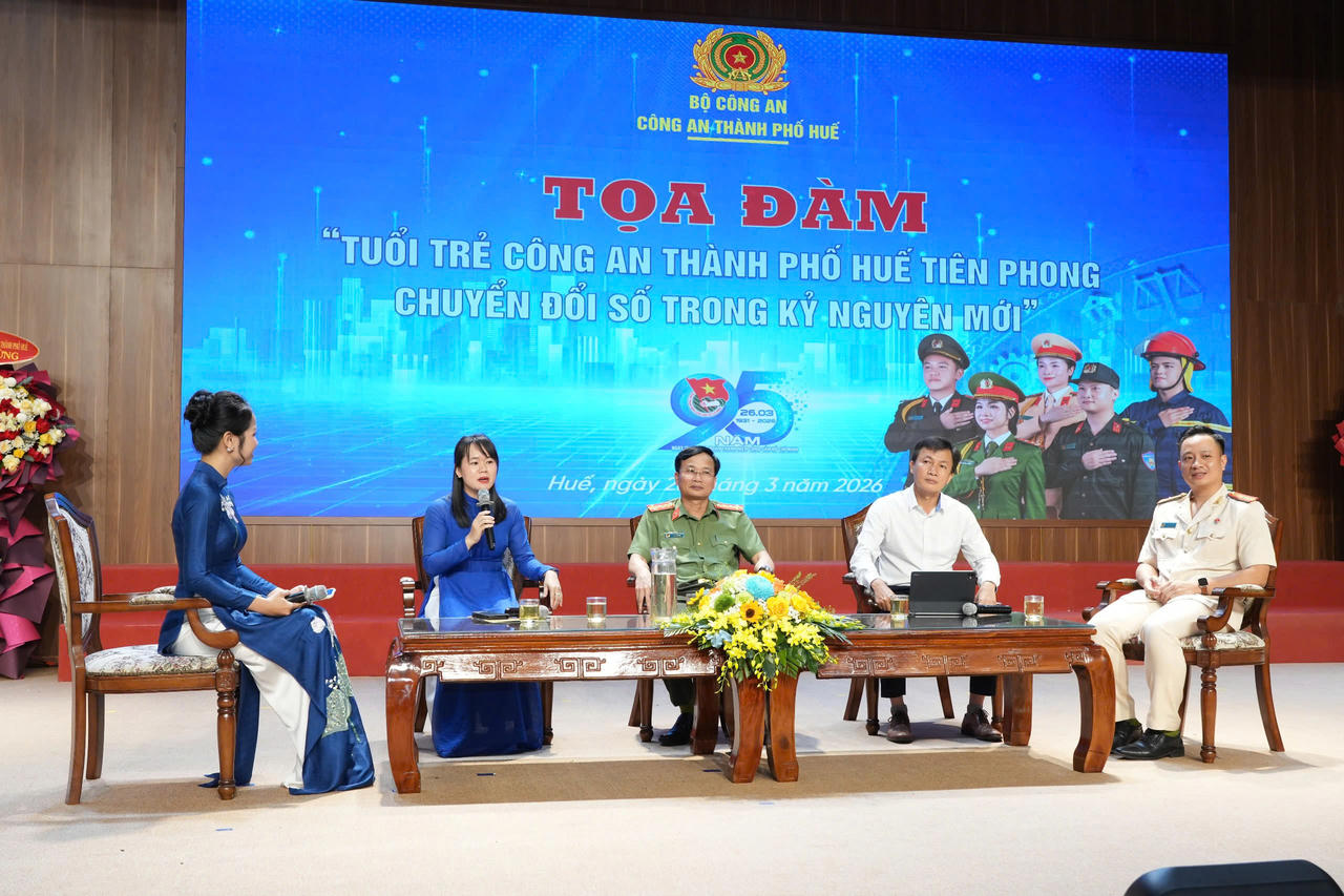 Các đại biểu tham gia giao lưu tọa đàm với chủ đề “Thanh niên với chuyển đổi số”.