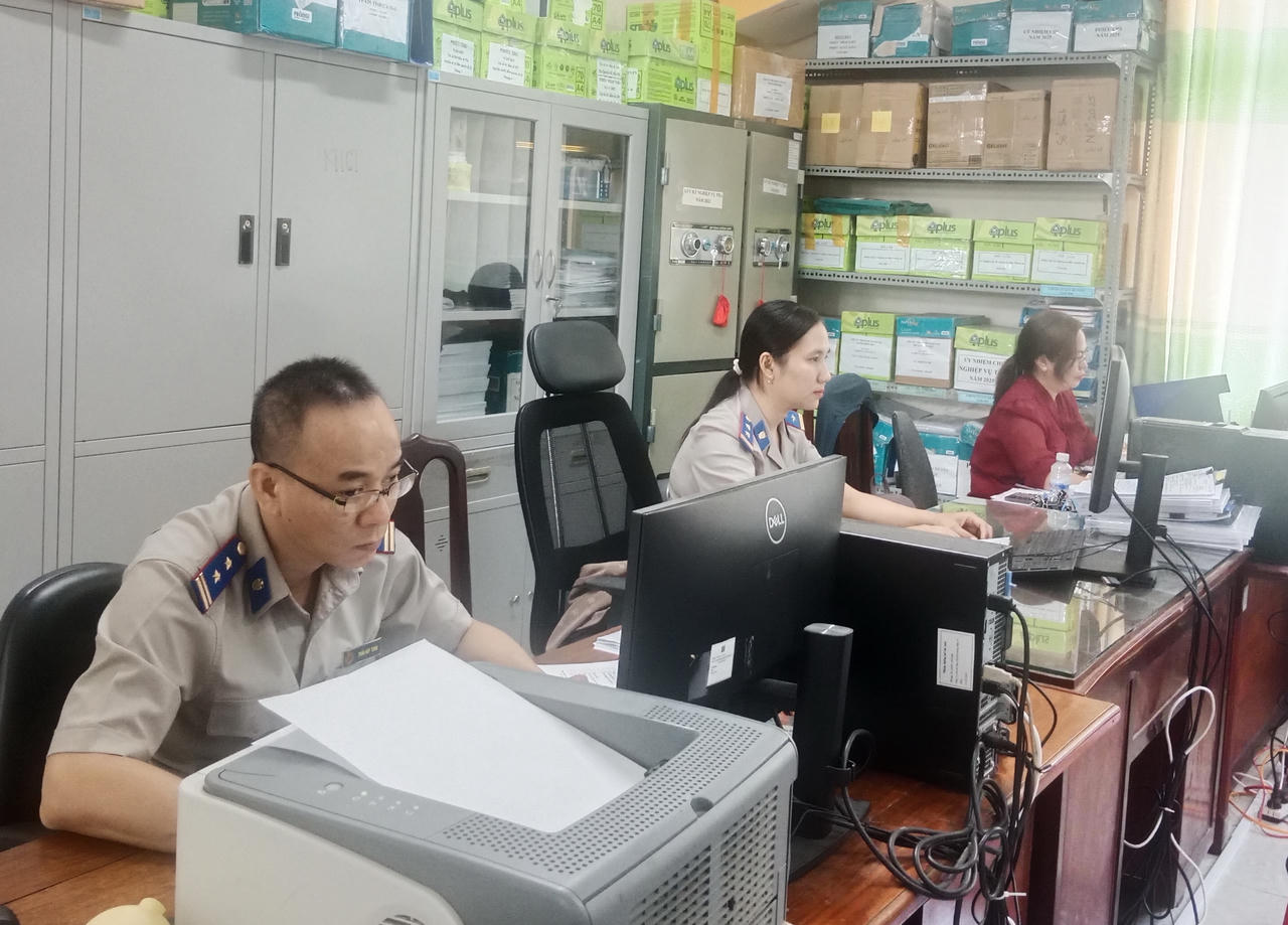 Trên cương vị Kế toán trưởng nghiệp vụ THADS tỉnh, bà Hồ Thị Hương Lam (ảnh trên ở giữa) triển khai hiệu quả quy định về thu, chi tiền thi hành án, quản lý vật chứng và tài sản tạm giữ theo quy định của ngành