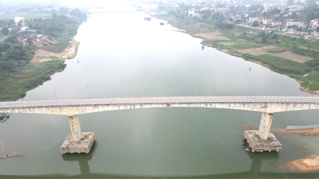 Giai đoạn 3 thực hiện đối với hai trụ T4, T5 vào mùa kiệt tiếp theo nhằm đảm bảo an toàn tuyệt đối trong thi công. (Ảnh: Đức Tuyển)