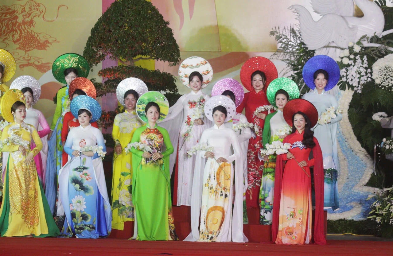 Tiết mục trình diễn áo dài.