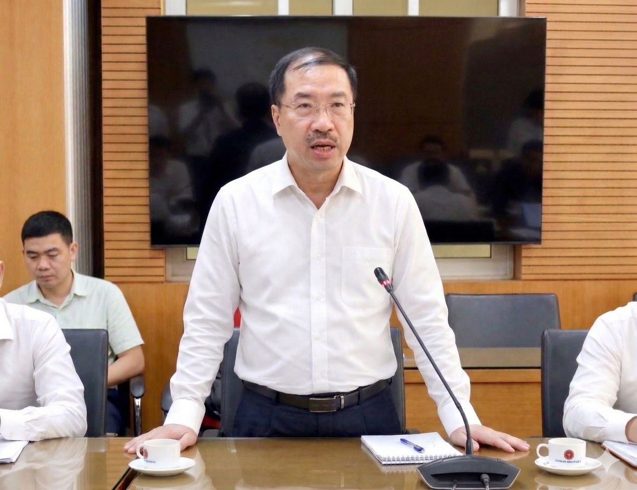 Đồng chí Cục trưởng Cục PBGDPL và TGPL Cù Thu Anh phát biểu tại cuộc họp thẩm định