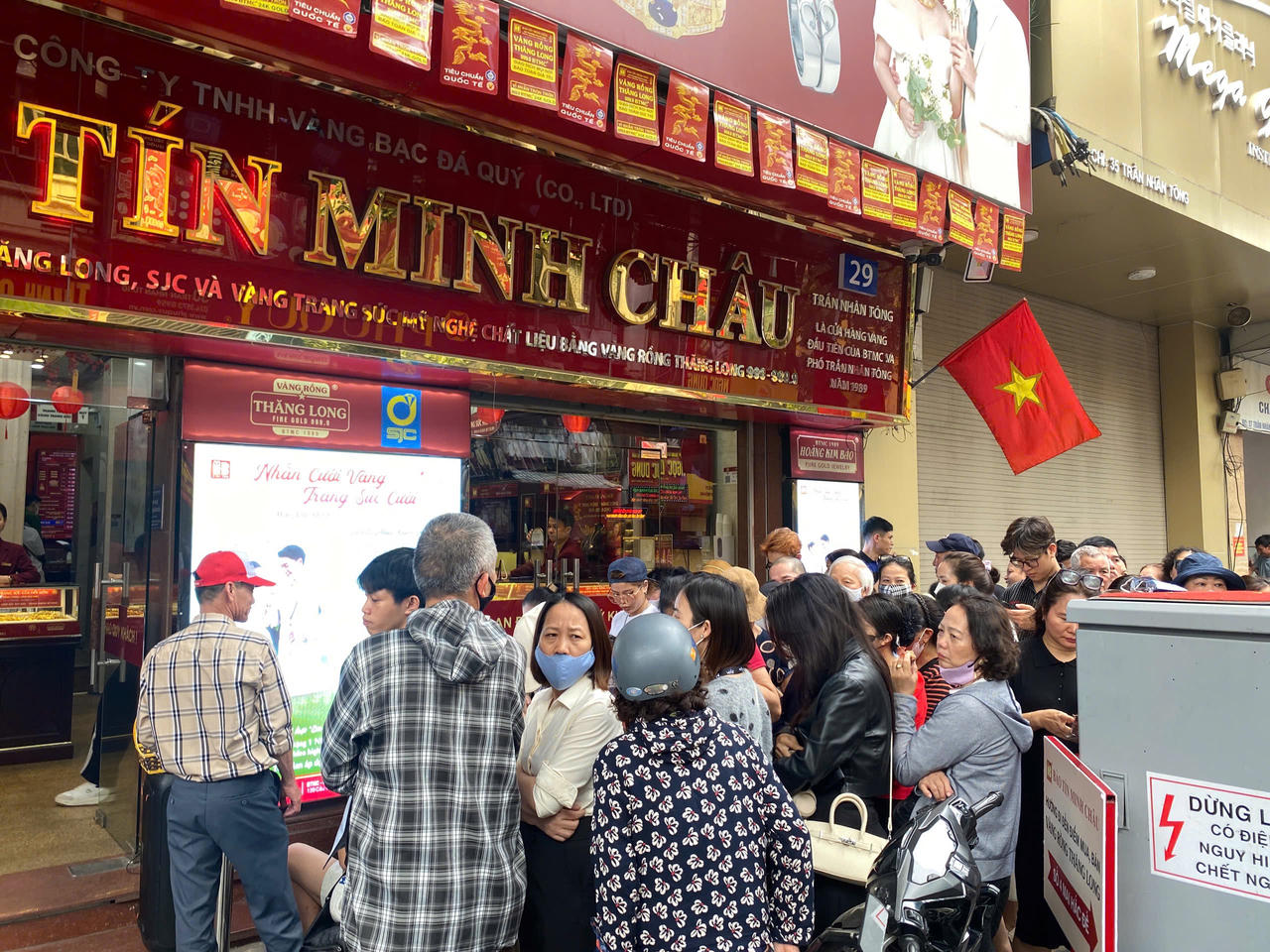 Bảo Tín Minh Châu mở cửa trở lại, giao dịch diễn ra ổn định và khá sôi động