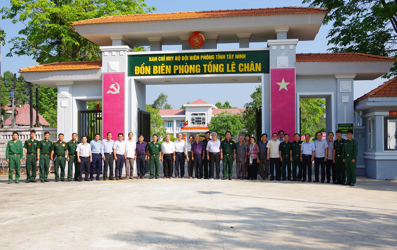Đoàn công tác chụp ảnh lưu niệm với cán bộ, chiến sĩ Đồn Biên phòng Tân Phú và Đồn Biên phòng Cửa khẩu Quốc tế Tân Nam.