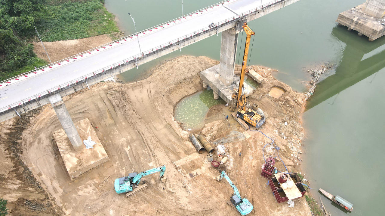Phú Thọ: Cận cảnh công trình sửa chữa hư hỏng cầu sông Lô