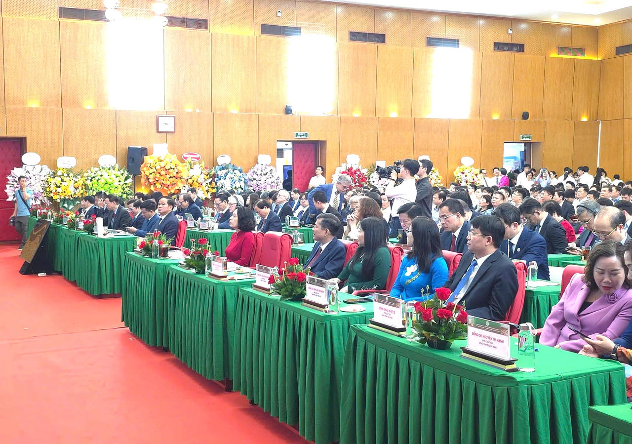 Các đại biểu tham dự buổi lễ.