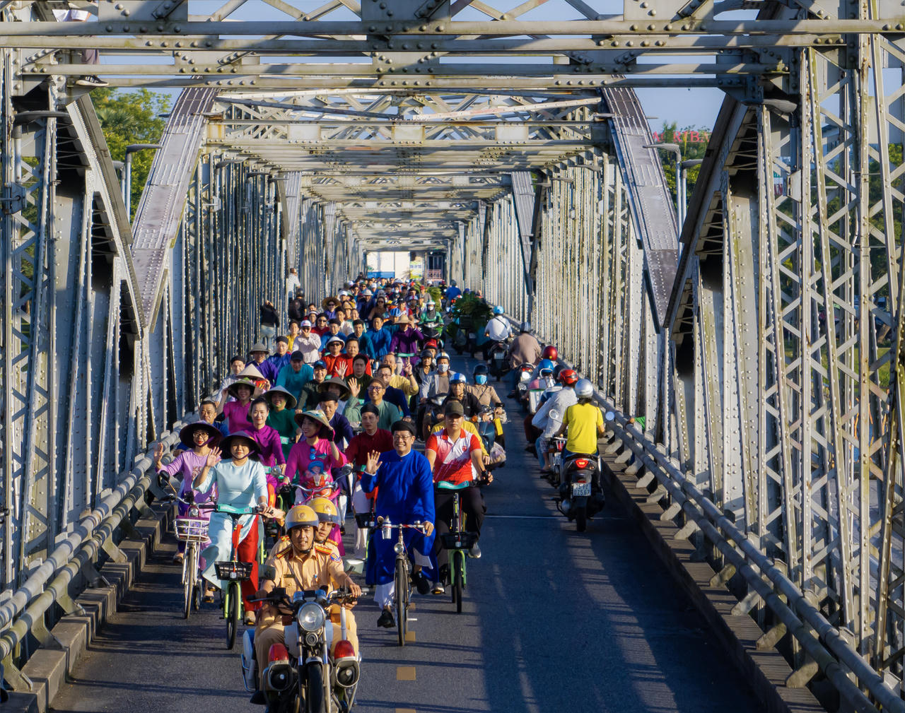 Những vòng xe chậm rãi qua cầu như kéo dài nhịp sống thanh bình rất Huế, nơi thời gian dường như không vội vã.