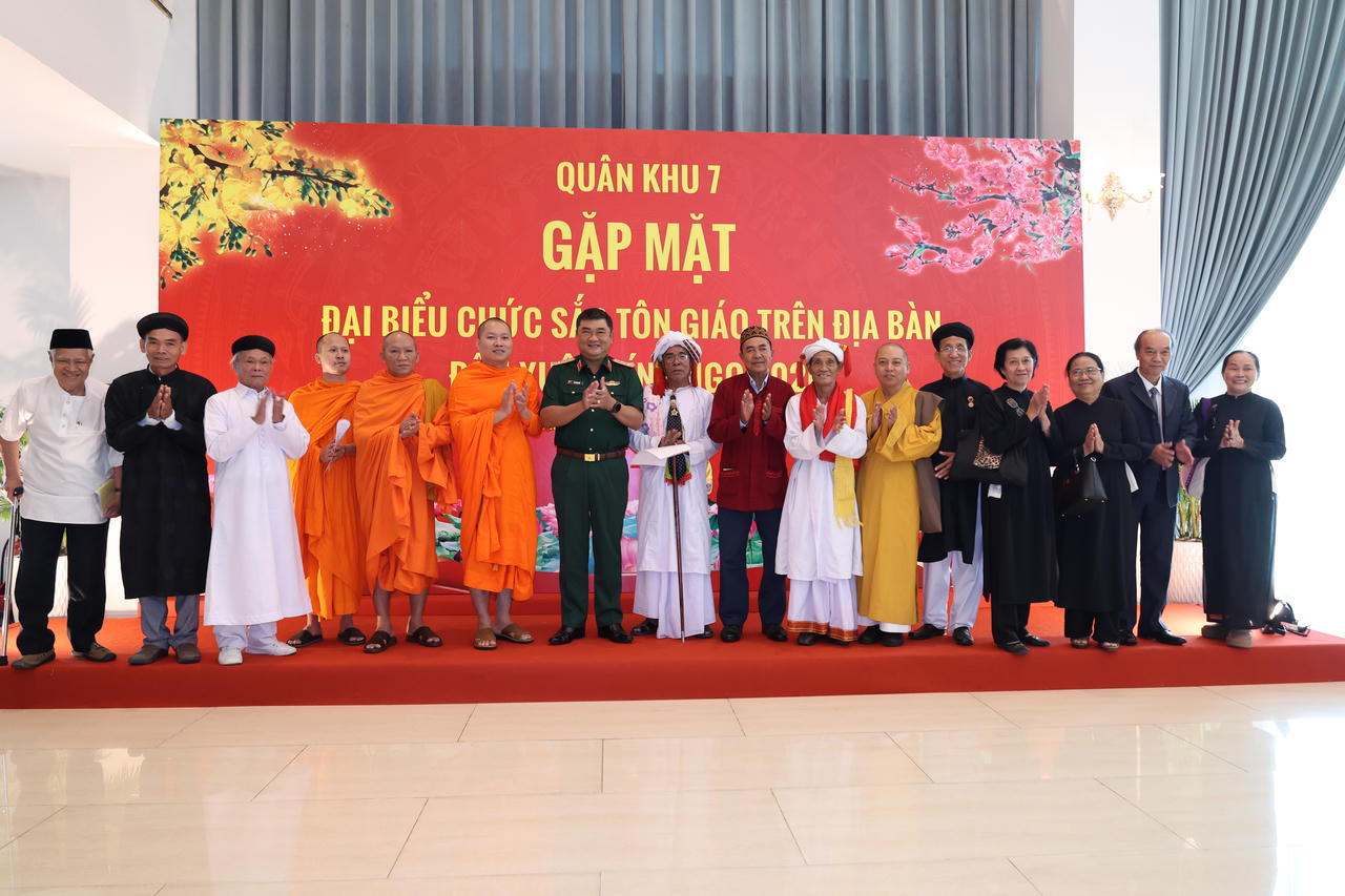 Gắn kết tôn giáo, củng cố “thế trận lòng dân” trên địa bàn Quân khu 7