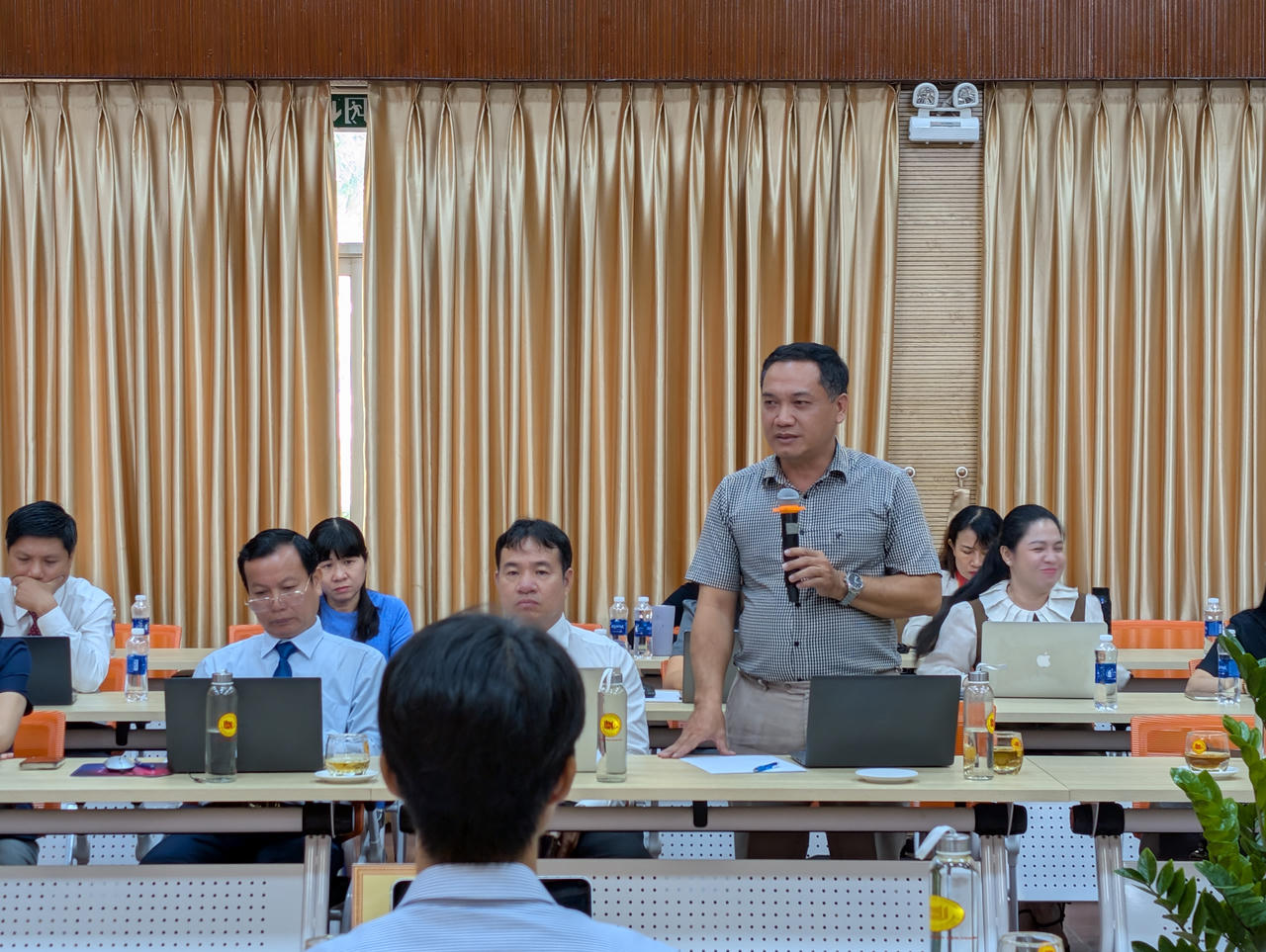 Các đại biểu tham gia đóng góp ý kiến tại Hội thảo.