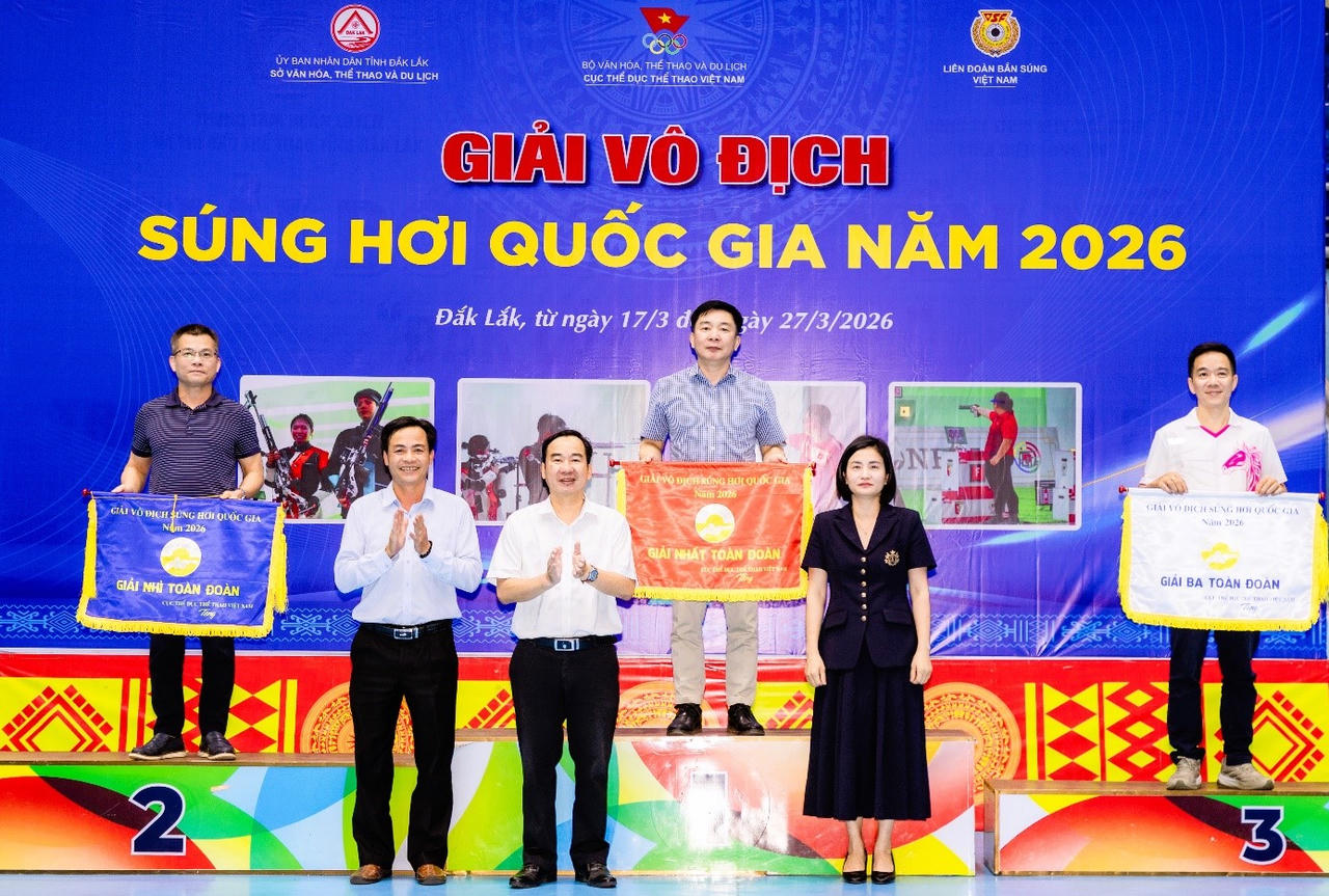 Ban Tổ chức trao cờ Nhất toàn đoàn cho đoàn Hà Nội tại lễ bế mạc Giải Vô địch súng hơi quốc gia năm 2026. (Ảnh: Đại )