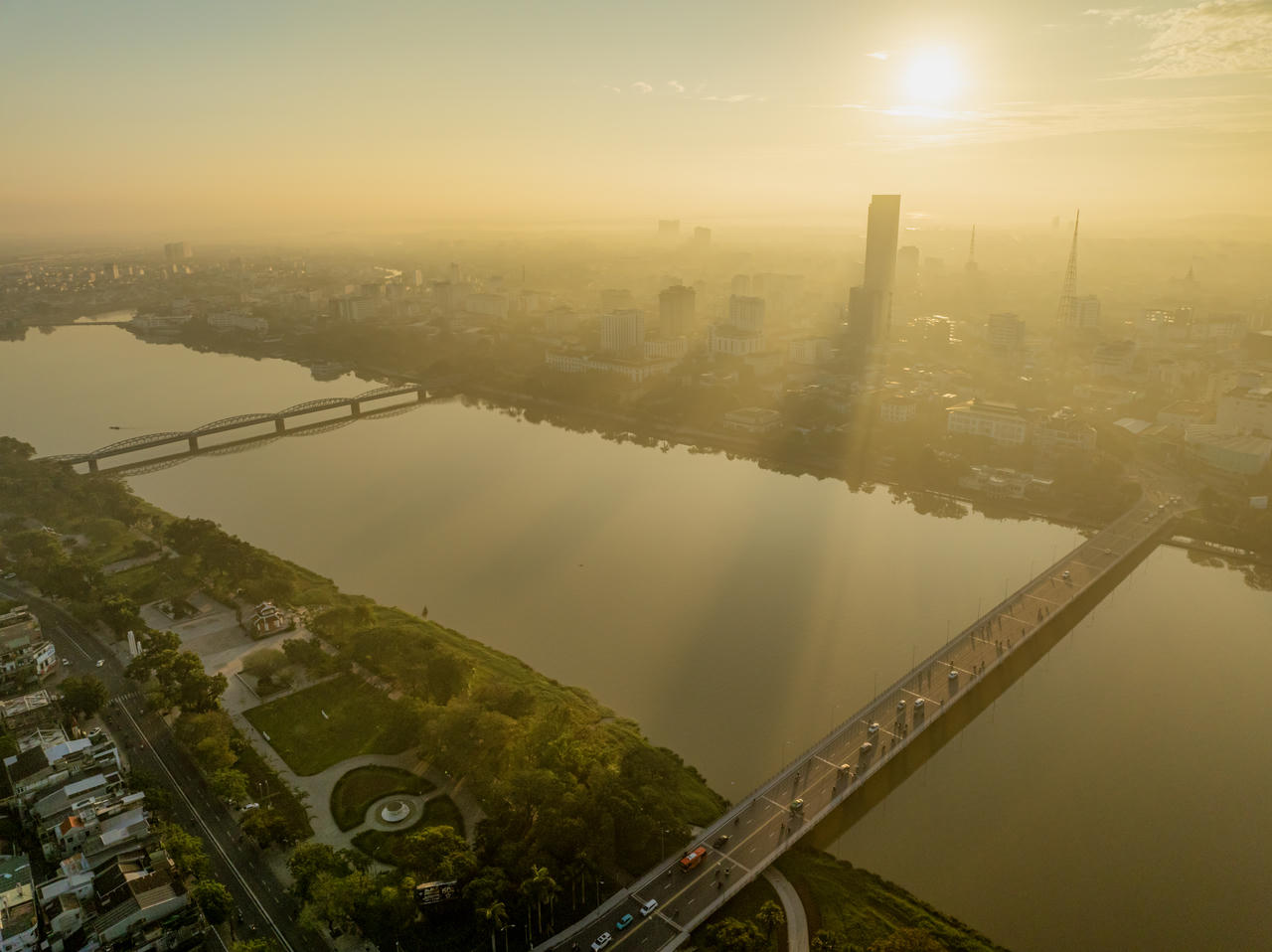 Dải lụa Phú Xuân rạng ngời trong sương sớm, nơi những tia nắng vàng óng đầu ngày dệt nên khúc tự tình lãng mạn trên mặt nước cố đô.