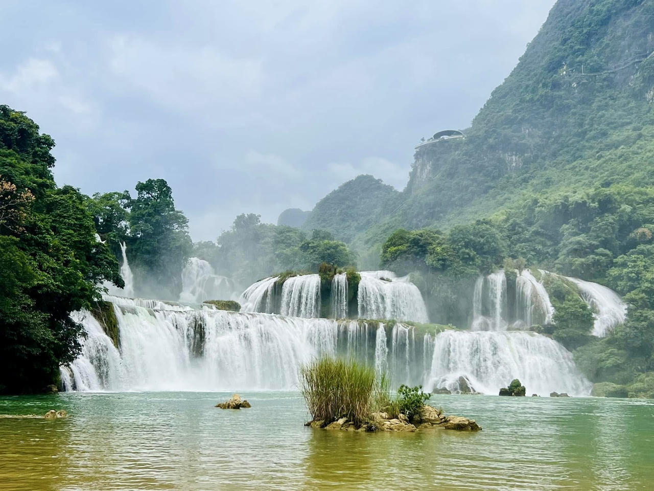 Thác Bản Giốc mùa nước đổ về. (Ảnh: Lê Hanh)