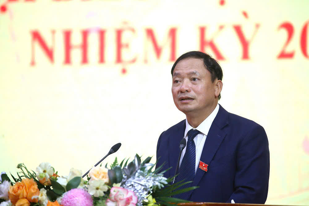 Ông Trần Quốc Văn Phó Bí thư Tỉnh uỷ, Chủ tịch Ủy ban bầu cử tỉnh phát biểu tại Hội nghị.