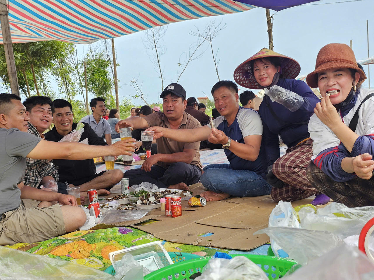 Cá trích nướng ở xã Hải Châu (Nghệ An) bất ngờ “bùng nổ” trên mạng xã hội, trở thành món ăn được săn tìm.