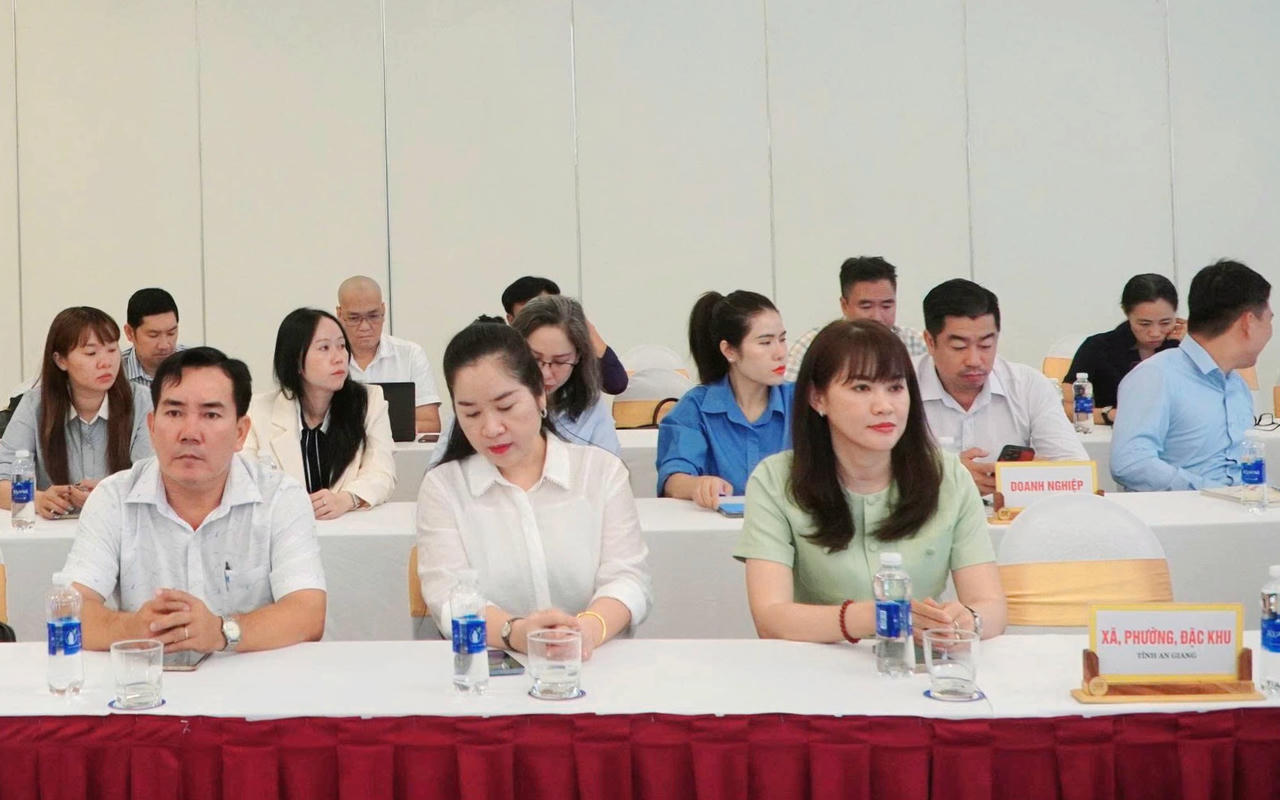 Các đại biểu tham dự tọa đàm