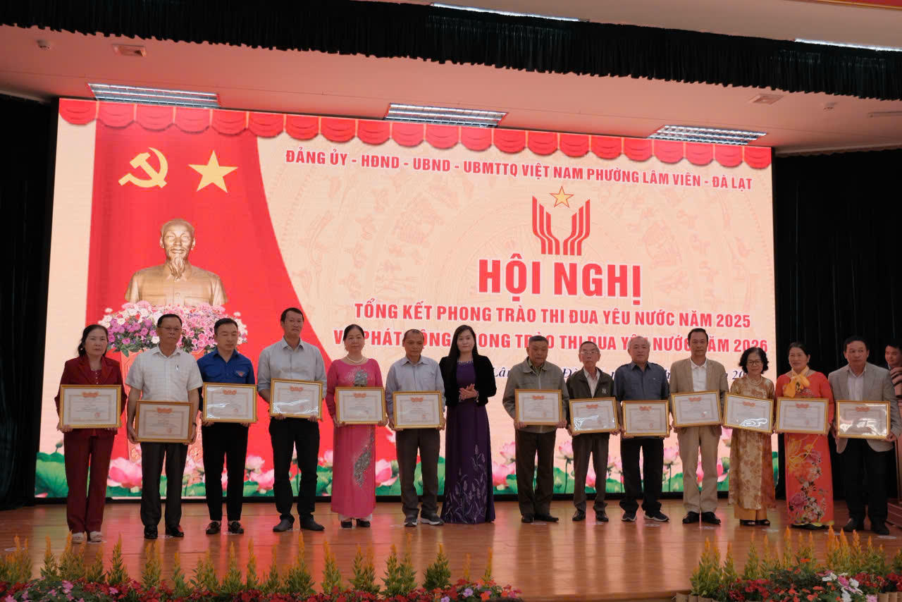 Nhiều tập thể, cá nhân nhận được Chủ tịch UBND phường Lâm Viên - Đà Lạt tặng giấy khen vì đã thành tích xuất sắc trong phong trào thi đua yêu nước năm 2025.