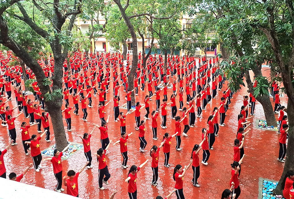 Học sinh Trường THPT Đinh Tiên Hoàng tham gia chương trình “Ngày hội đồng diễn Võ nhạc Vovinam học sinh phổ thông” (Ảnh: Thành Trung)