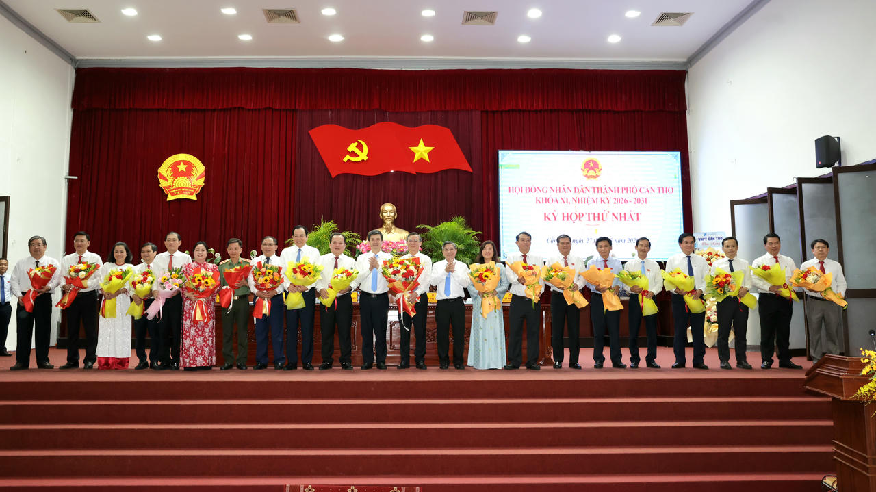 Lãnh đạo Thành ủy và HĐND tặng hoa chúc mừng lãnh đạo UBND thành phố vừa được bầu chọn