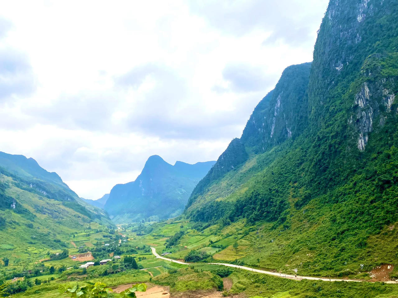 Những cung đường uốn lượn quanh những dãy núi đá. (Ảnh: Lê Hanh)