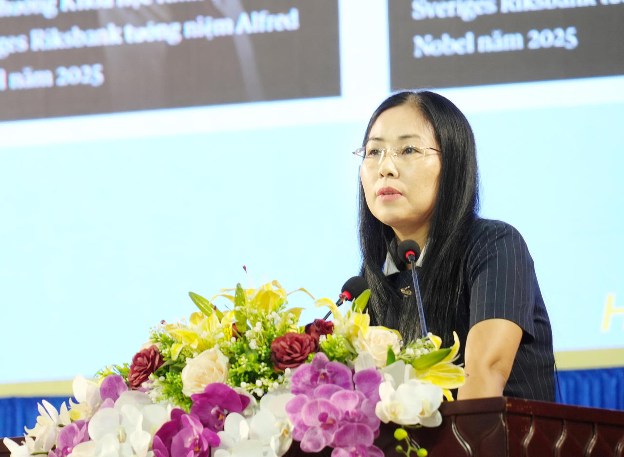 TS. Nguyễn Thị Nghĩa - Phó Trưởng Khoa Kinh tế, Xã hội và Môi trường, Học viện Chính trị khu vực IV, trình bày tham luận “Startup, động lực tăng trưởng của một địa phương”.
