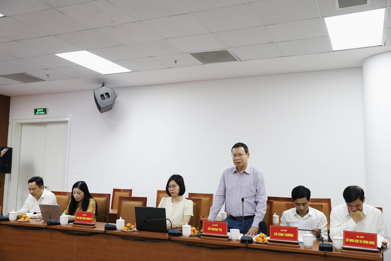 Phó Giám đốc Sở Ngoại vụ Bùi Ngọc Hải góp ý vào Đề án.