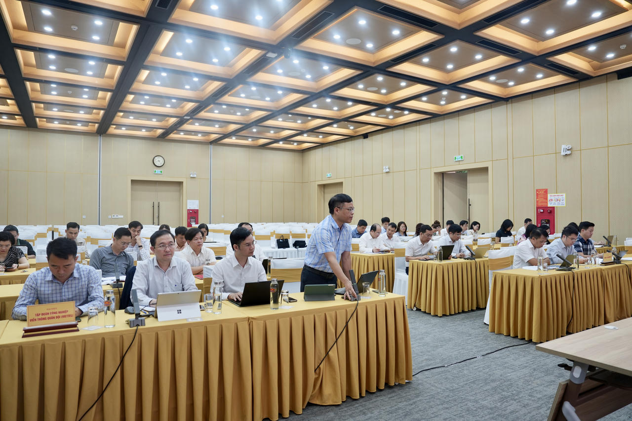 Phó Cục trưởng Cục Công nghệ thông tin Phạm Đức Dụ phát biểu tại cuộc họp.